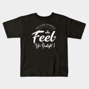 Stay close to people who feel like sunlight, Live in the Sunshine Kids T-Shirt